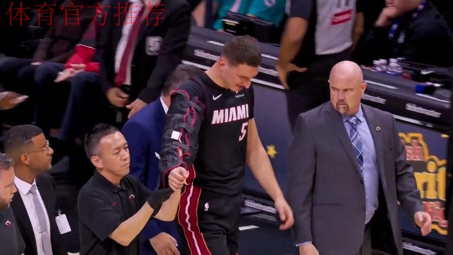 约维奇扣篮被犯规平摔落地,手肘受伤已被护臂包裹离场治疗 约维奇扣篮被犯规平摔落地,手肘受伤已被护臂包裹离场治疗